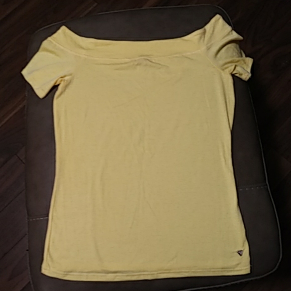 Guess off the shoulder T-shirt. M. NWOT - Picture 1 of 4